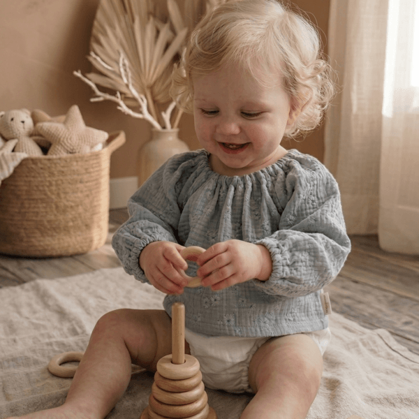 top Miloum mousseline stof, zacht groen, beige, bloemetjes motief