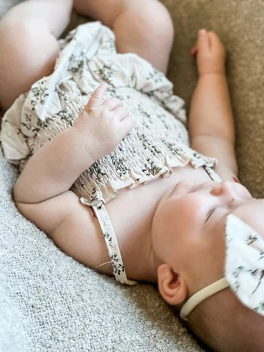 Babyromper Madee beige, bloemetjes