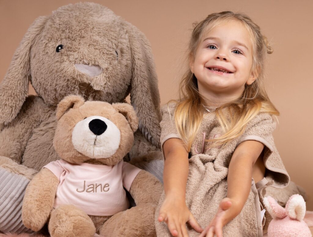 Beer met t-shirt, Knuffelbeer, t-shirt, roze, wit, blauw, borduren, personaliseren, naam